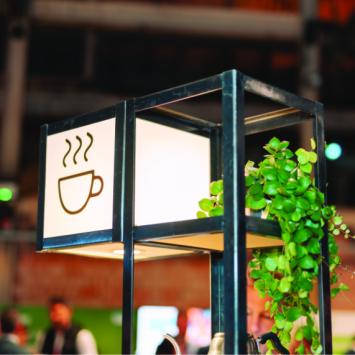 Moderne espressobar met barista