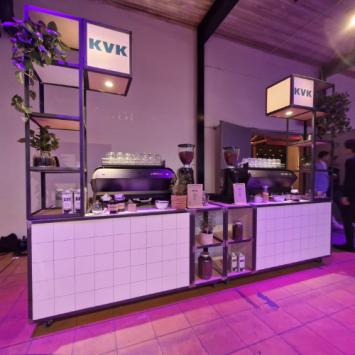 Moderne espressobar met barista